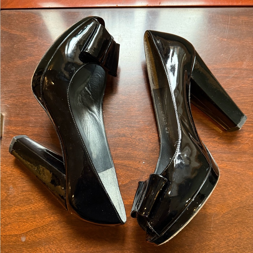 Stuart Weitzman Patent Leather Black Peep Toe Heels with Bow size 10 - Picture 3 of 5